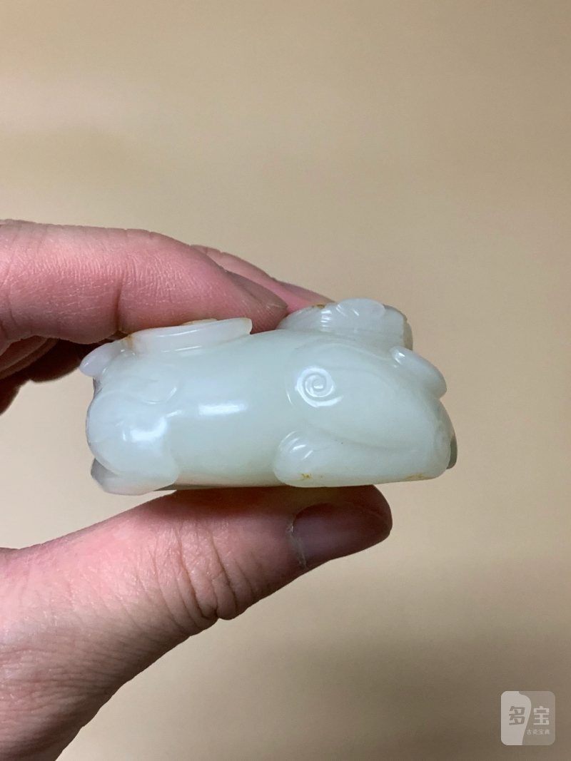清 白玉红皮巧雕双獬豸镇纸 - 图7